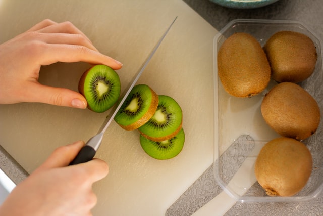 How to serve kiwi to dogs