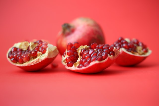 can-dogs-eat-pomegranates